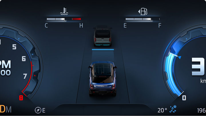 Familia ordenando el amplio baúl de su Ford Explorer