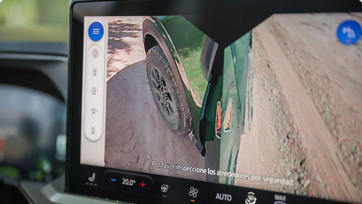 Familia ordenando el amplio baúl de su Ford Explorer
