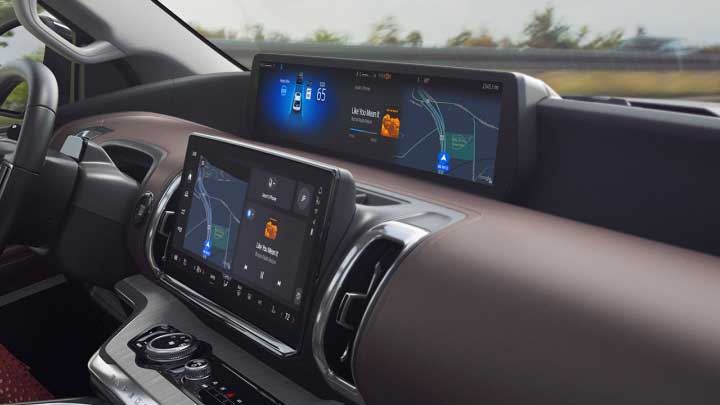 Ford Explorer blanca con tablero digital de 12.3 pulgadas
