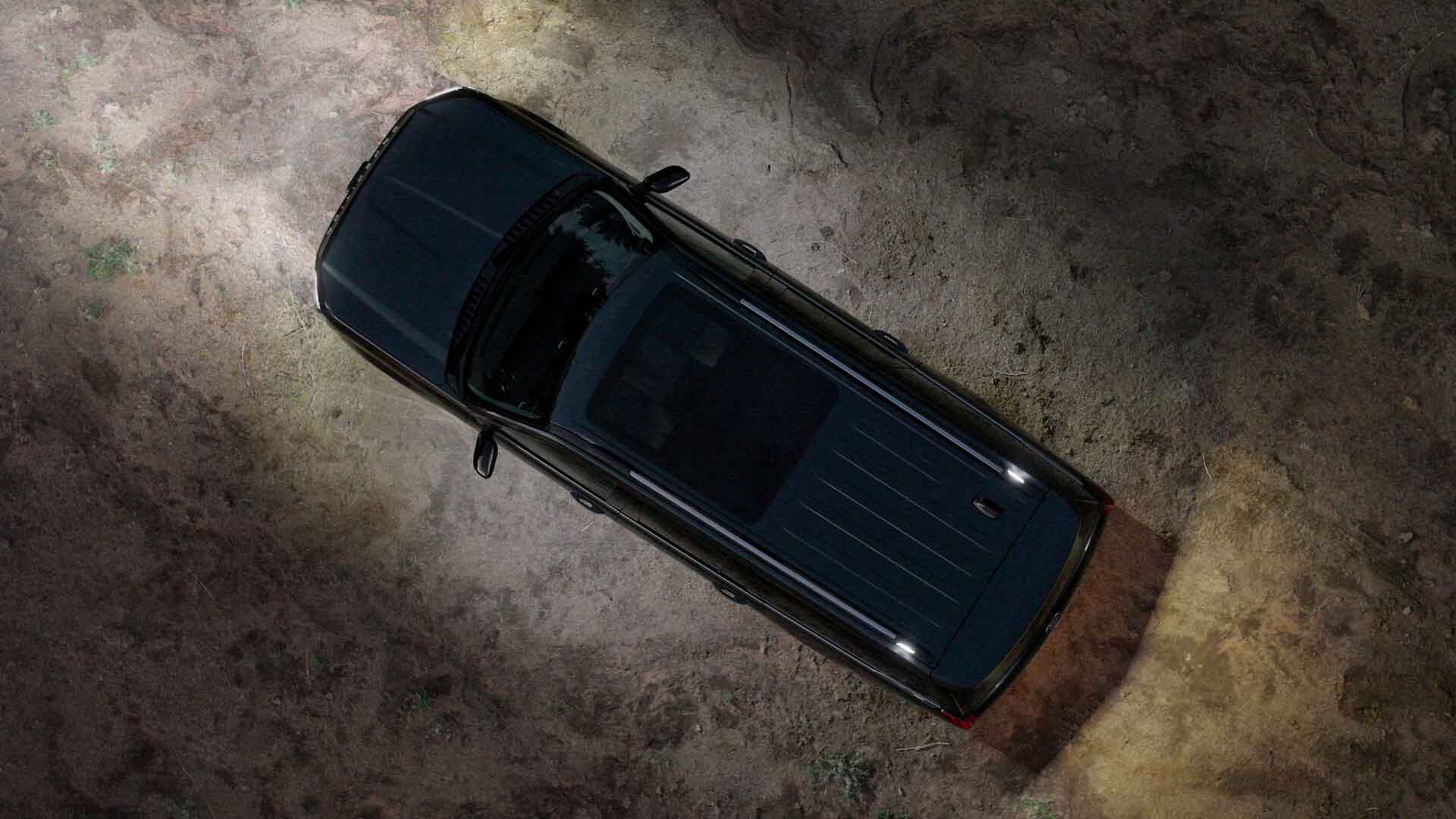 Familia ordenando el amplio baúl de su Ford Explorer