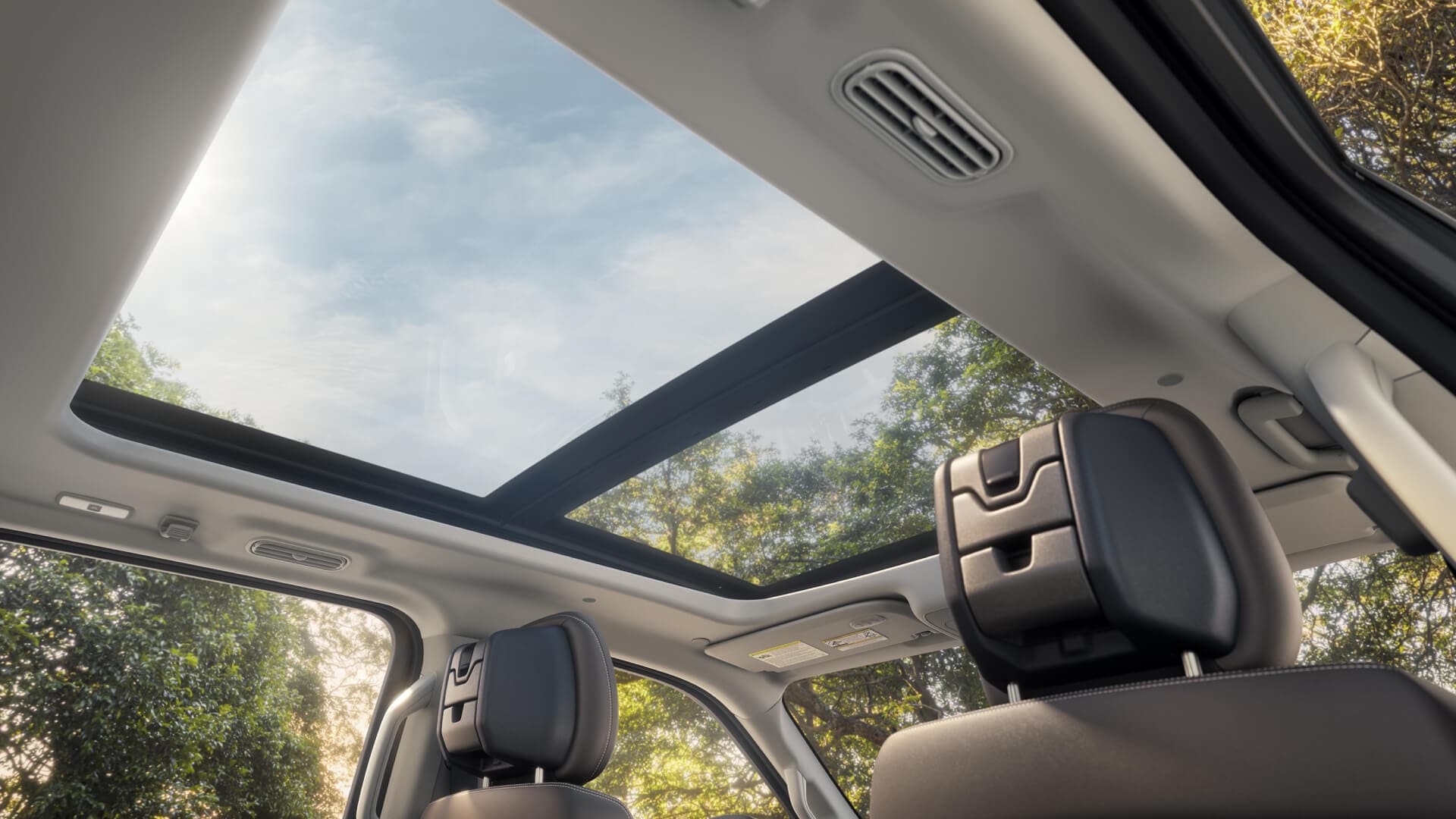 Familia ordenando el amplio baúl de su Ford Explorer