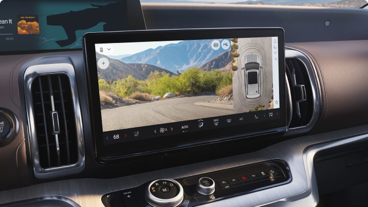 Familia ordenando el amplio baúl de su Ford Explorer
