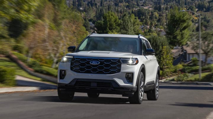 Ford Explorer blanca con tablero digital de 12.3 pulgadas