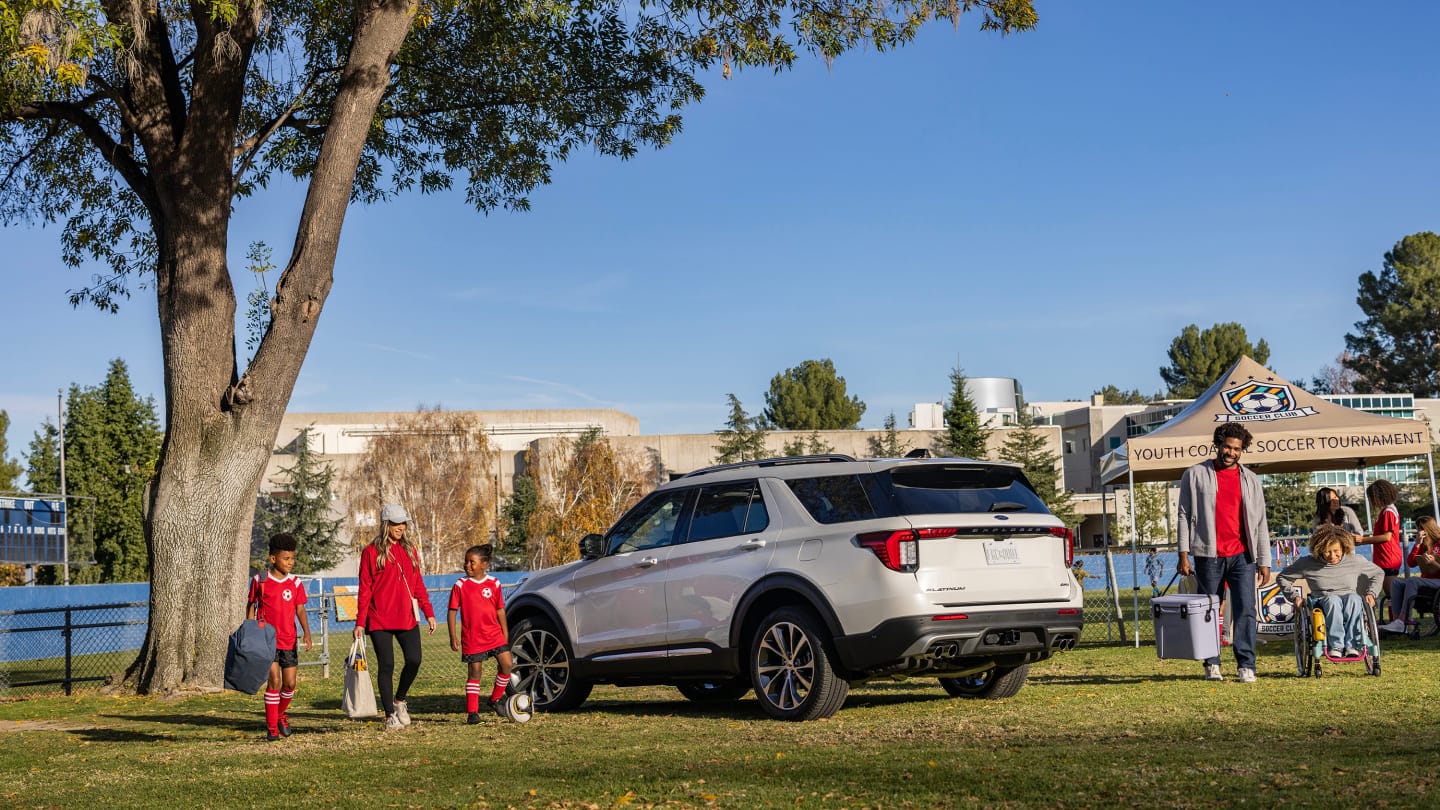 Ford Explorer con rediseño 360 en un parque