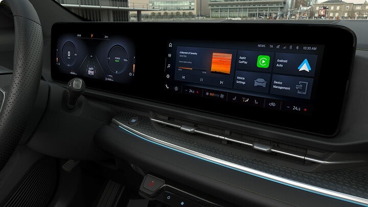 Interior de Ford Territory Platinum con tablero digital y pantalla multimedia con Apple CarPlay y Android Auto.