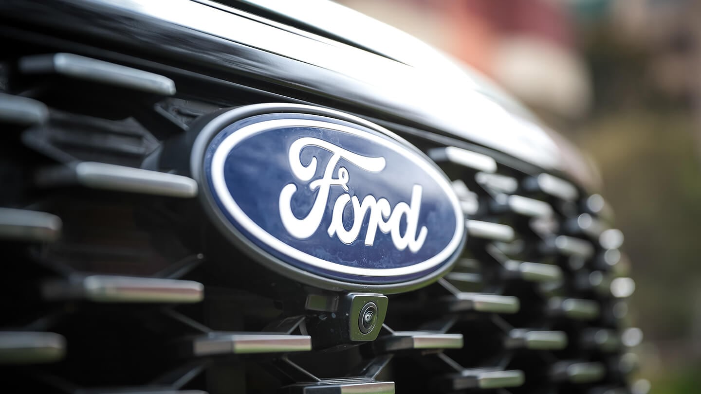 Primer plano de logo de Ford Territory