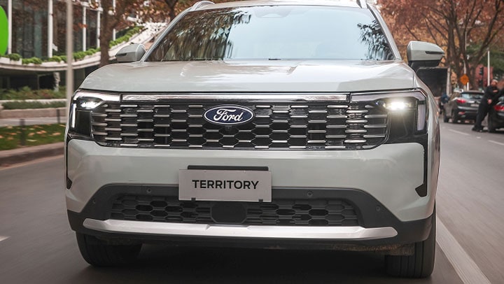 Familia con su Ford Explorer con tracción inteligente 4WD 