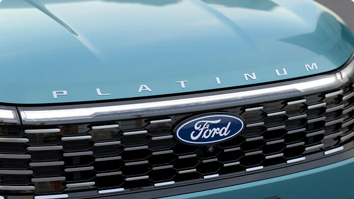 Vista de la parrilla de una Ford Territory Platinum Híbrida