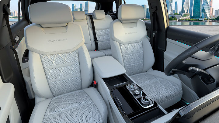 Vista la interior de la Ford Territory Platinum Híbrida con asientos de cuero