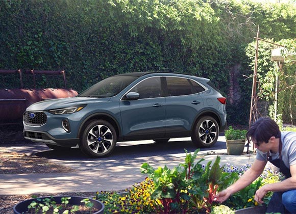 Ford Escape Híbrida en movimiento sobre una avenida.