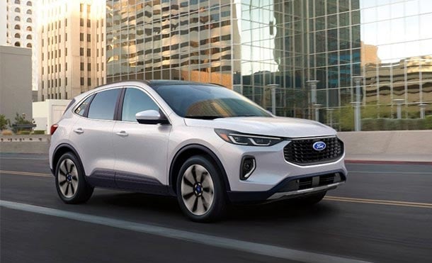 Ford Escape Híbrida en color blanco estacionada en un parque. 