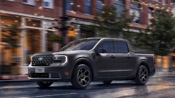 Ford Maverick Híbrida en color azul Azul Glaciar estacionada en el garage